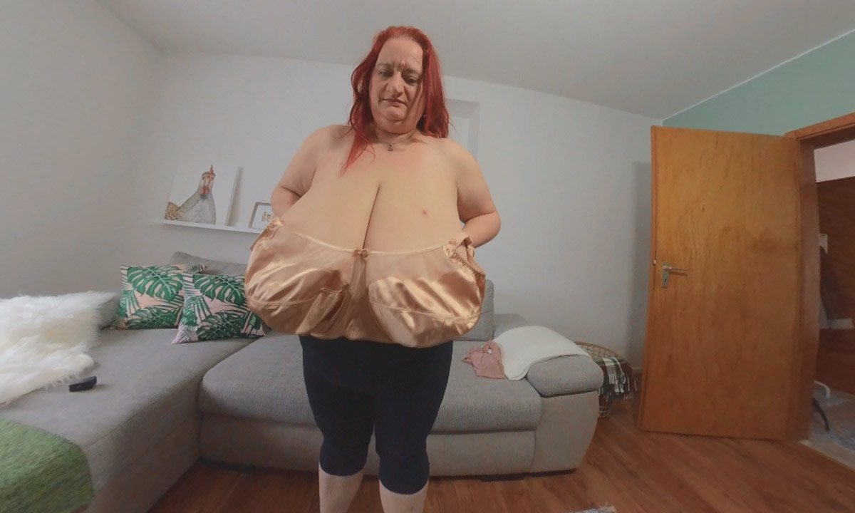 Boob Bouncing With Sunniva - Huge Tits BBW Solo Slideshow