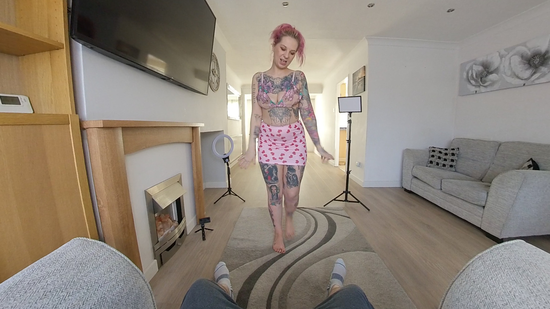 Photographer Quicky - POV Tattooed Porn With Wild Babe Scarlett Love Slideshow