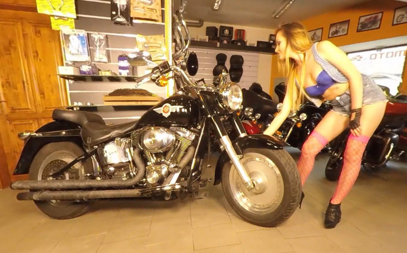 194 - Sonia - Model Naked in Garage Slideshow